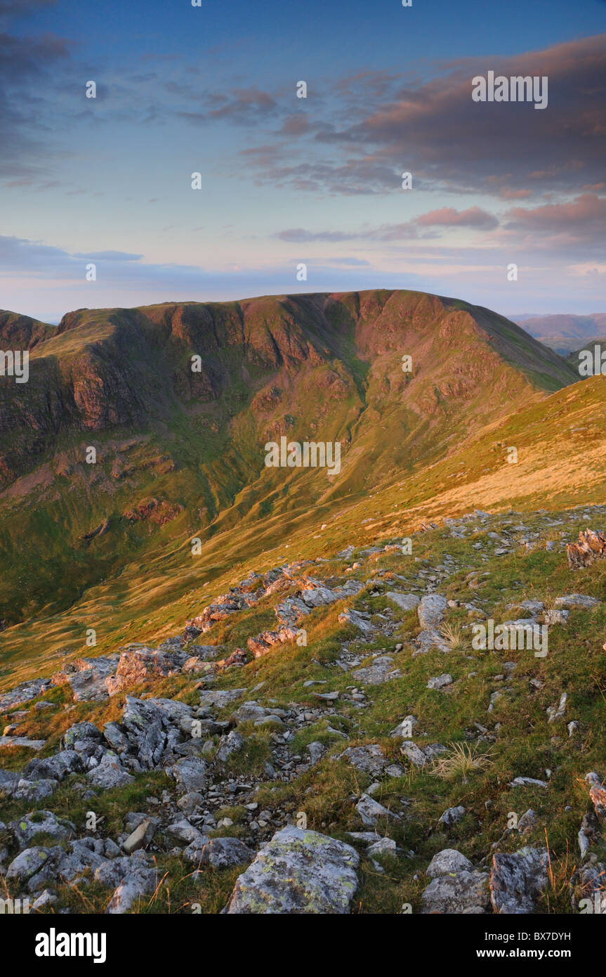 Tôt le matin, la lumière du soleil d'automne sur Fairfield et Hart Crag dans le Lake District. La vue de St Sunday Crag Banque D'Images