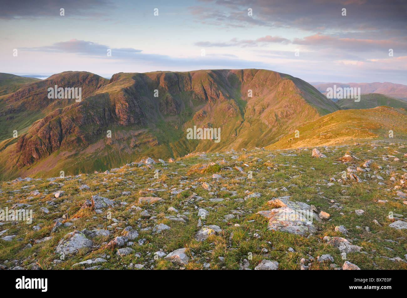 Tôt le matin, la lumière du soleil d'automne sur Fairfield et Hart Crag dans le Lake District. La vue de St Sunday Crag Banque D'Images