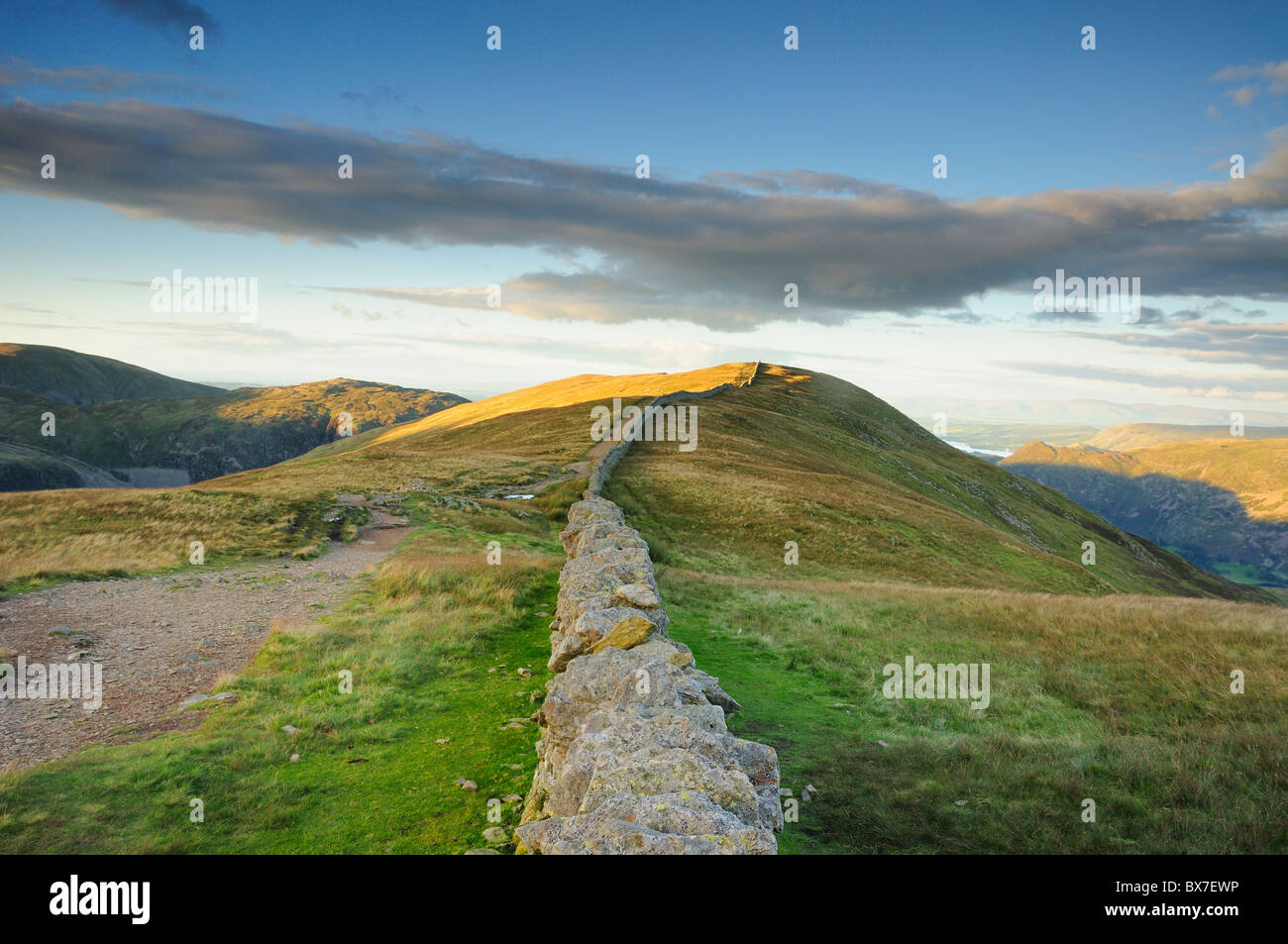 La lumière du soleil de fin de soirée sur Birkhouse Moor, prises par le trou dans le mur, de Lake District Banque D'Images