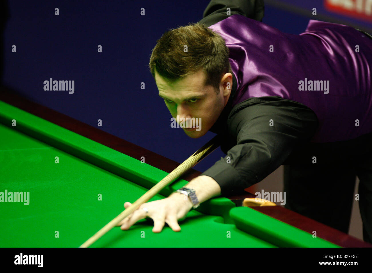 Mark Selby, d'Angleterre (en pic) en action contre Ken Doherty de l'Irlande, durant le 1er tour de l'Betfred World Snooker Champ Banque D'Images