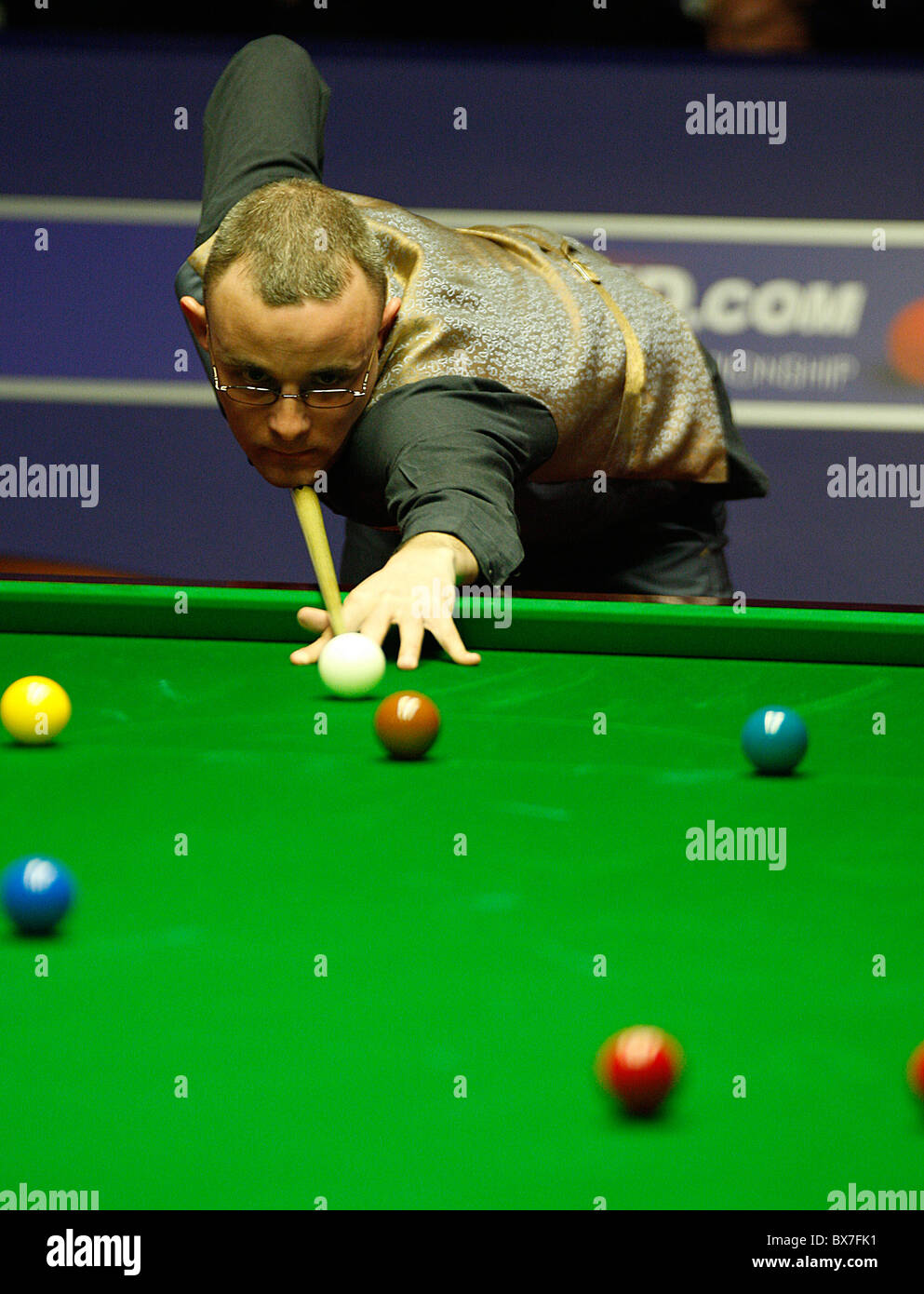 Martin Gould de l'Angleterre en action contre Marco Fu de Hong Kong (pas en photo), pendant le 1er tour de l'Betfred World Snooker Banque D'Images