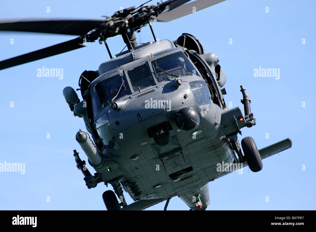 MH-60G Blackhawk CSAR combattre Recherche & sauvetage hélicoptère en vol au cours de la semaine de San Francisco 2010 meeting aérien. Banque D'Images