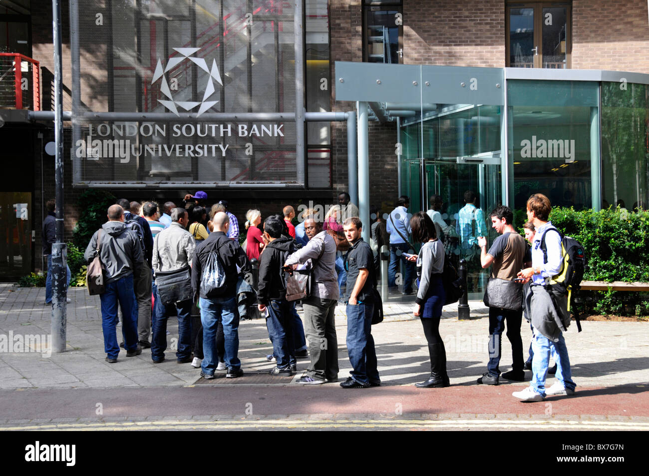 Groupe d'étudiants faisant la queue sur le trottoir devant l'entrée de l'université de la banque Sud de Londres en septembre Elephant & Castle Walworth South London England Banque D'Images