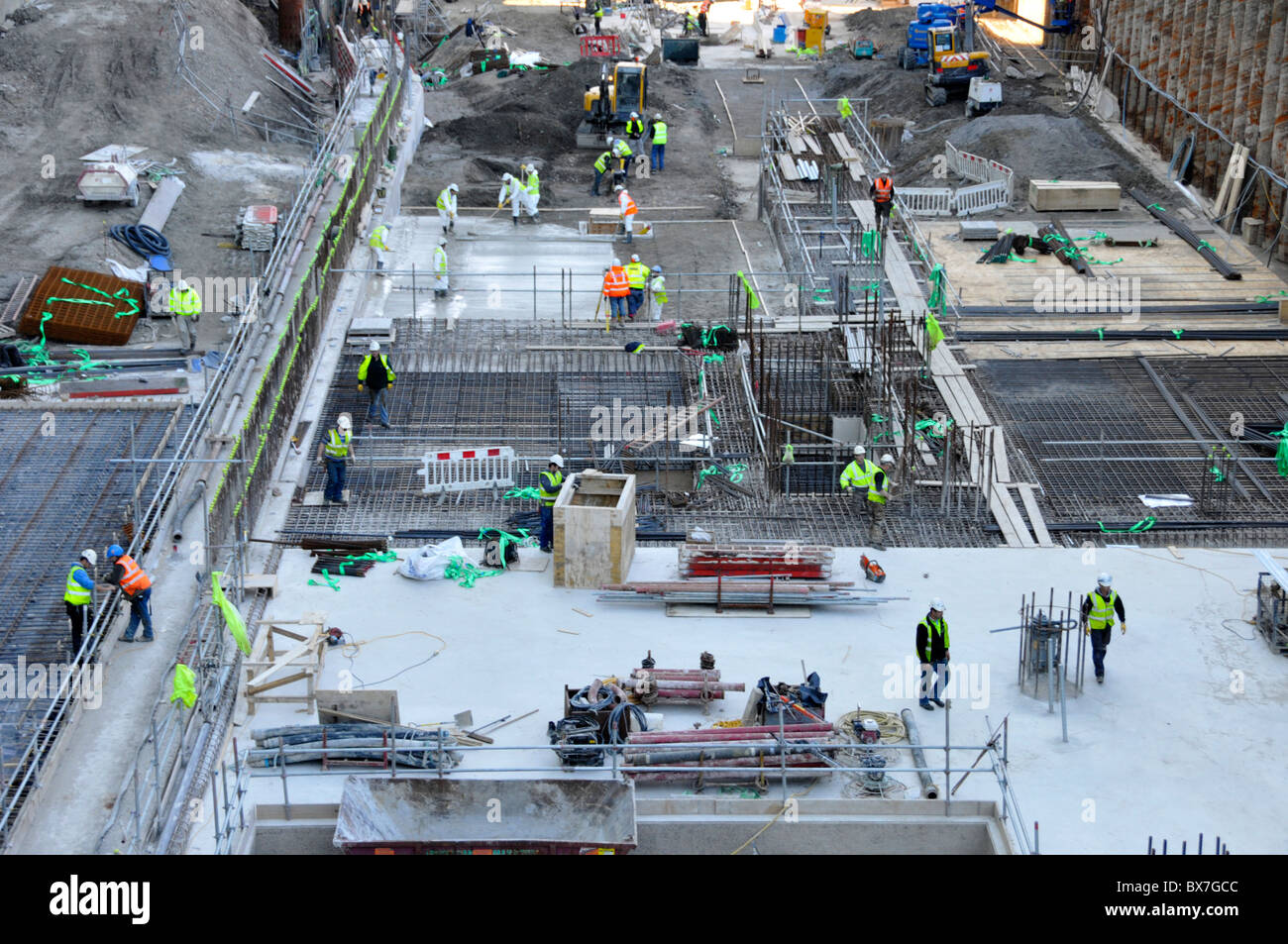 Canary Wharf Crossrail gare fondations du sous-sol construction chantier ouvriers occupés à travailler une île artificielle cofferdam East London UK Banque D'Images