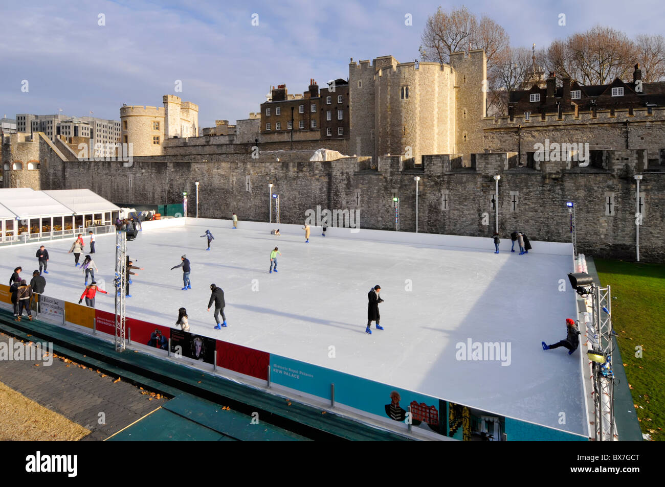 Patinoire temporaire dans le fossé sec de la Tour de Londres pendant la saison de Noël England UK Banque D'Images