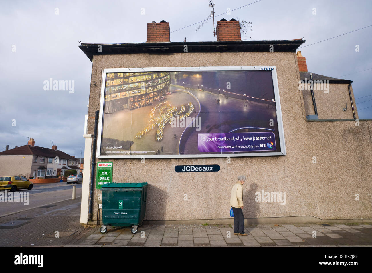 Site d'affichage JCDecaux affiche publicitaire pour BT broadband sur fin mur du bâtiment Banque D'Images