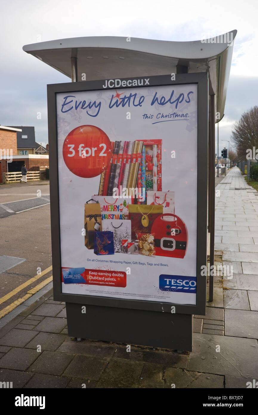 Site d'affichage JCDecaux affiche publicitaire pour Noël à TESCO sur abri bus Photo Stock - Alamy
