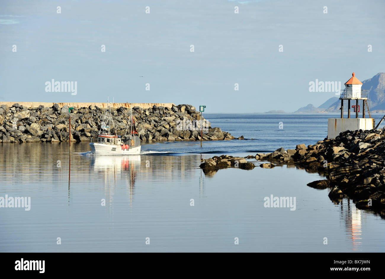 Un petit bateau de pêche en passant un gyrophare. Hovden dans Vesteralen, Norvège du Nord Banque D'Images