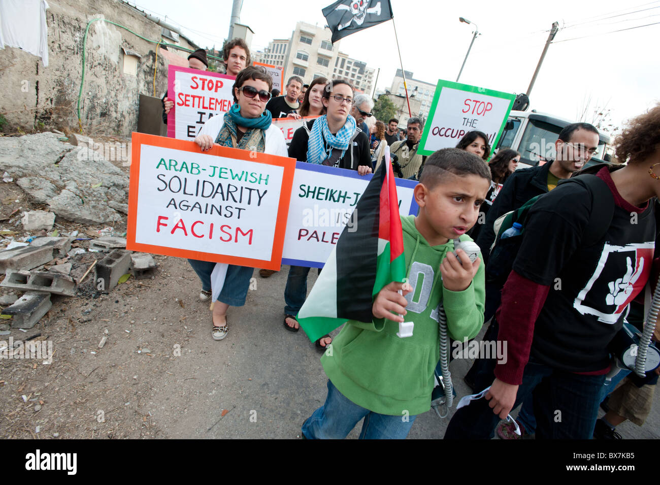 Une scène militants manifestation hebdomadaire dans la zone de Sheikh Jarrah à Jérusalem pour protester contre la prise de contrôle de maisons palestiniennes Banque D'Images