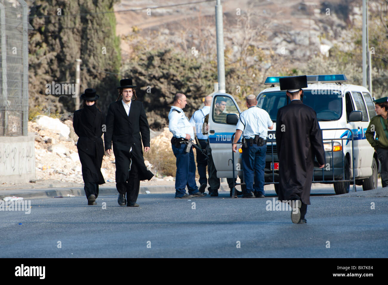 La garde de la police israélienne des colonies israéliennes dans le quartier Sheikh Jarrah de Jérusalem est au cours d'une manifestation hebdomadaire. Banque D'Images