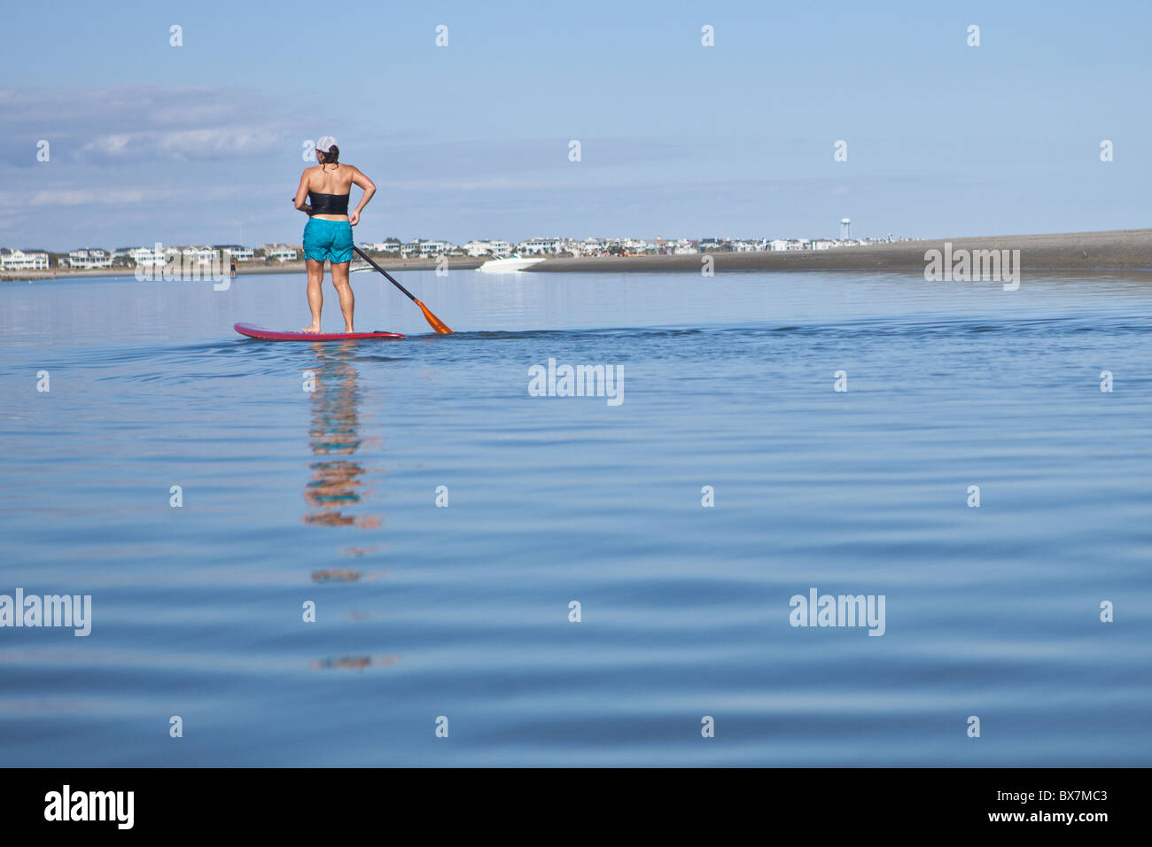 Stand Up Paddle boarding dans Sullivan's Island, SC. Banque D'Images