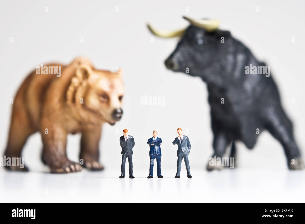 Figurines d'affaires placés avec Bull et bear de figurines. Banque D'Images