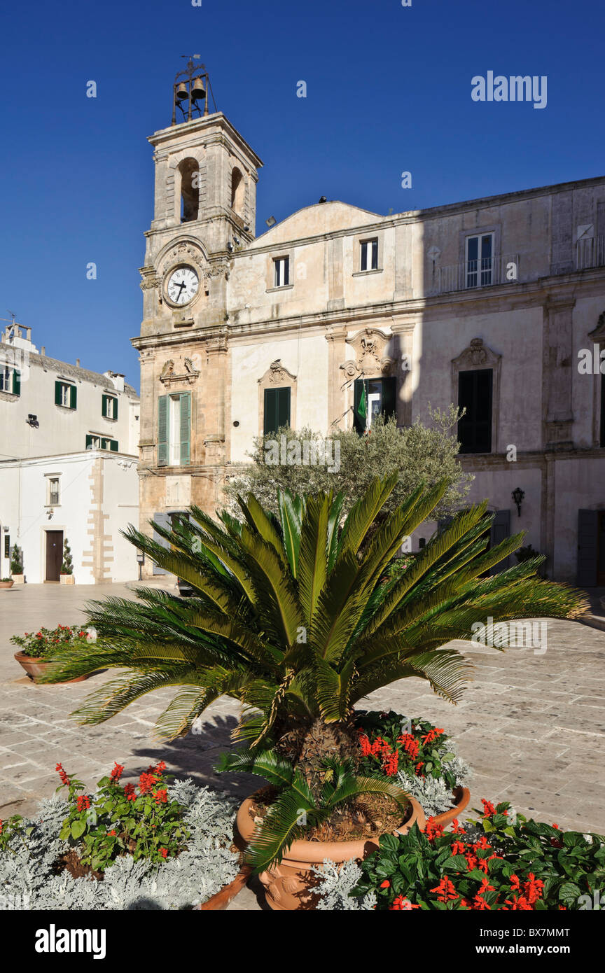 Martina Franca, Pouille, Italie, la Tour de l'horloge de 1734 joint à la 13e siècle Palazzo dell'Università Banque D'Images Martina Franca, Pouille, Italie, la Tour de l'horloge de 1734 joint à la 13e siècle Palazzo dell'Università Banque D'Images