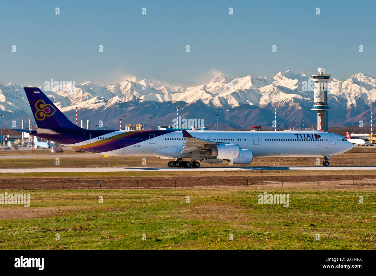 Airbus 340-600 de Thai airways prêt au décollage avec l'Alpes enneigées en arrière-plan, de l'aéroport Malpensa de Milan, Italie Banque D'Images
