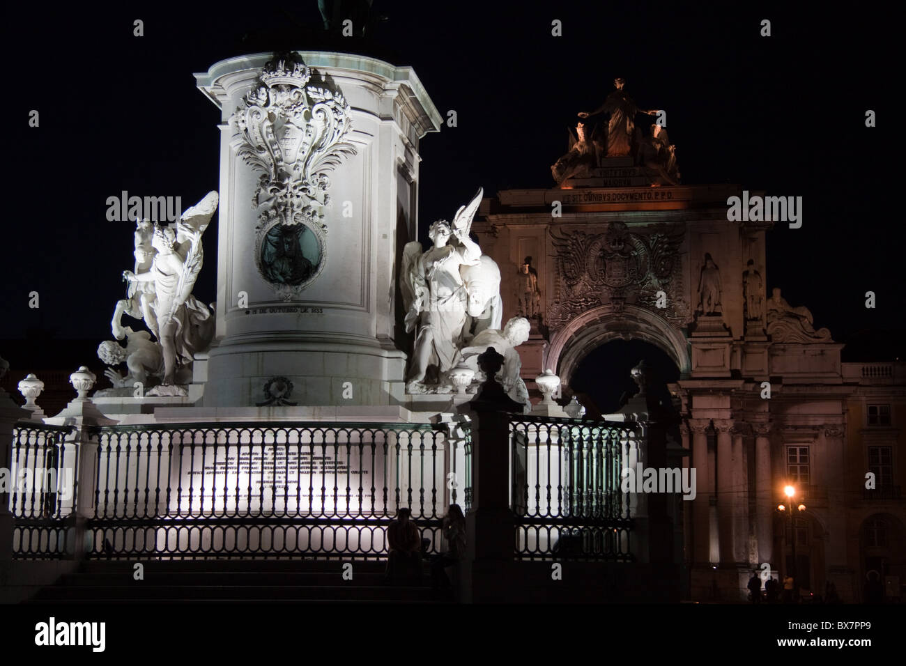 Photographie de nuit de la base de la statue du roi José 1 à Praca do Comercio, à Lisbonne. Banque D'Images