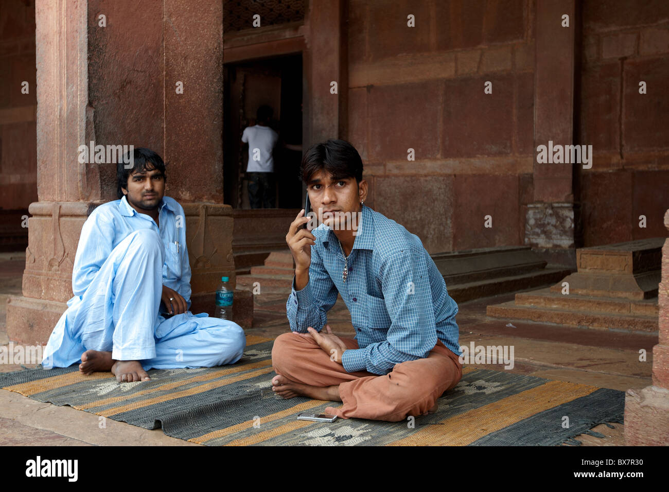 Deux hommes assis à l'extérieur de temple indien Banque D'Images