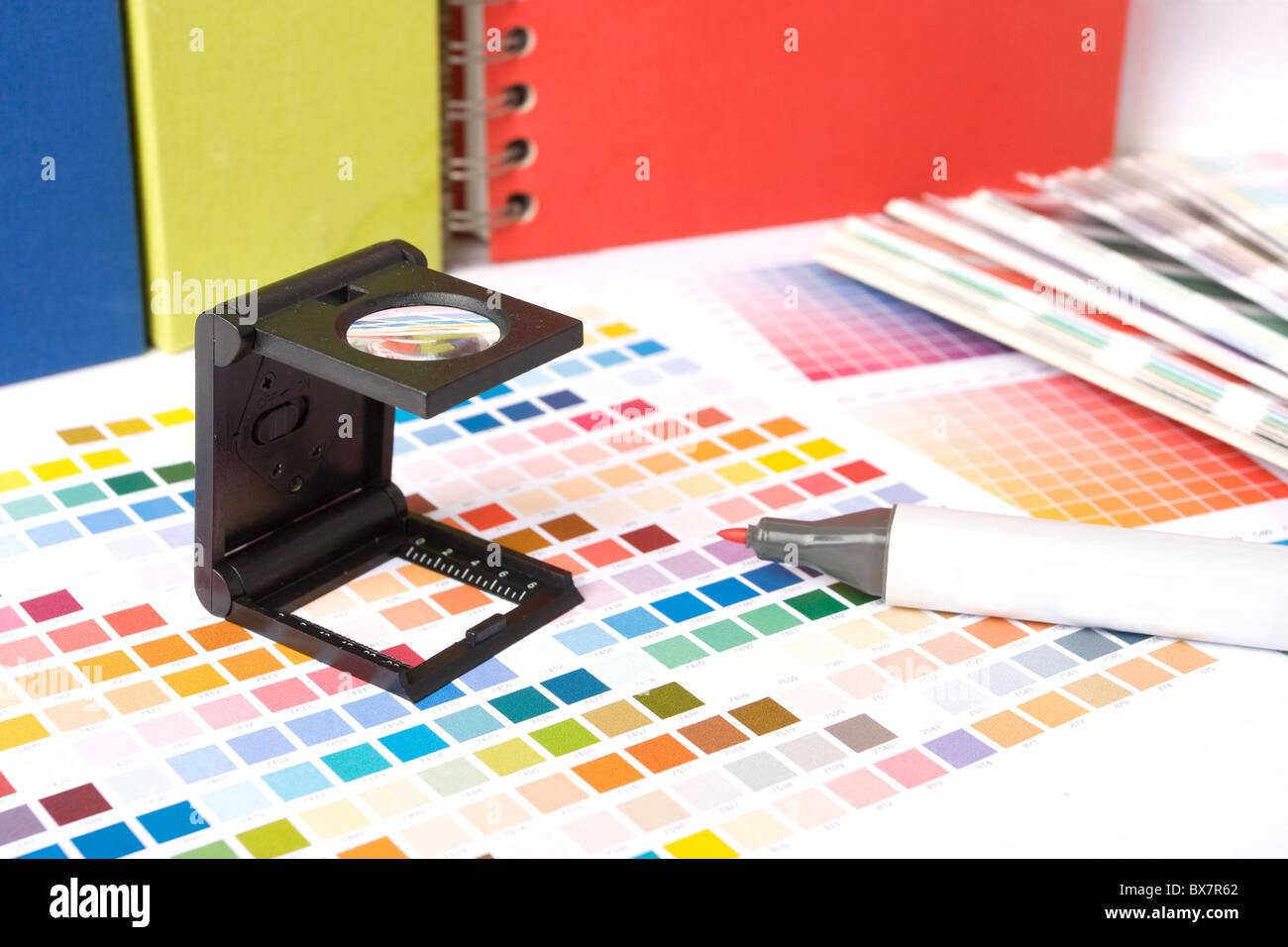 Photographes lupe et échantillons de couleur utilisé par un graphiste ou imprimante Banque D'Images