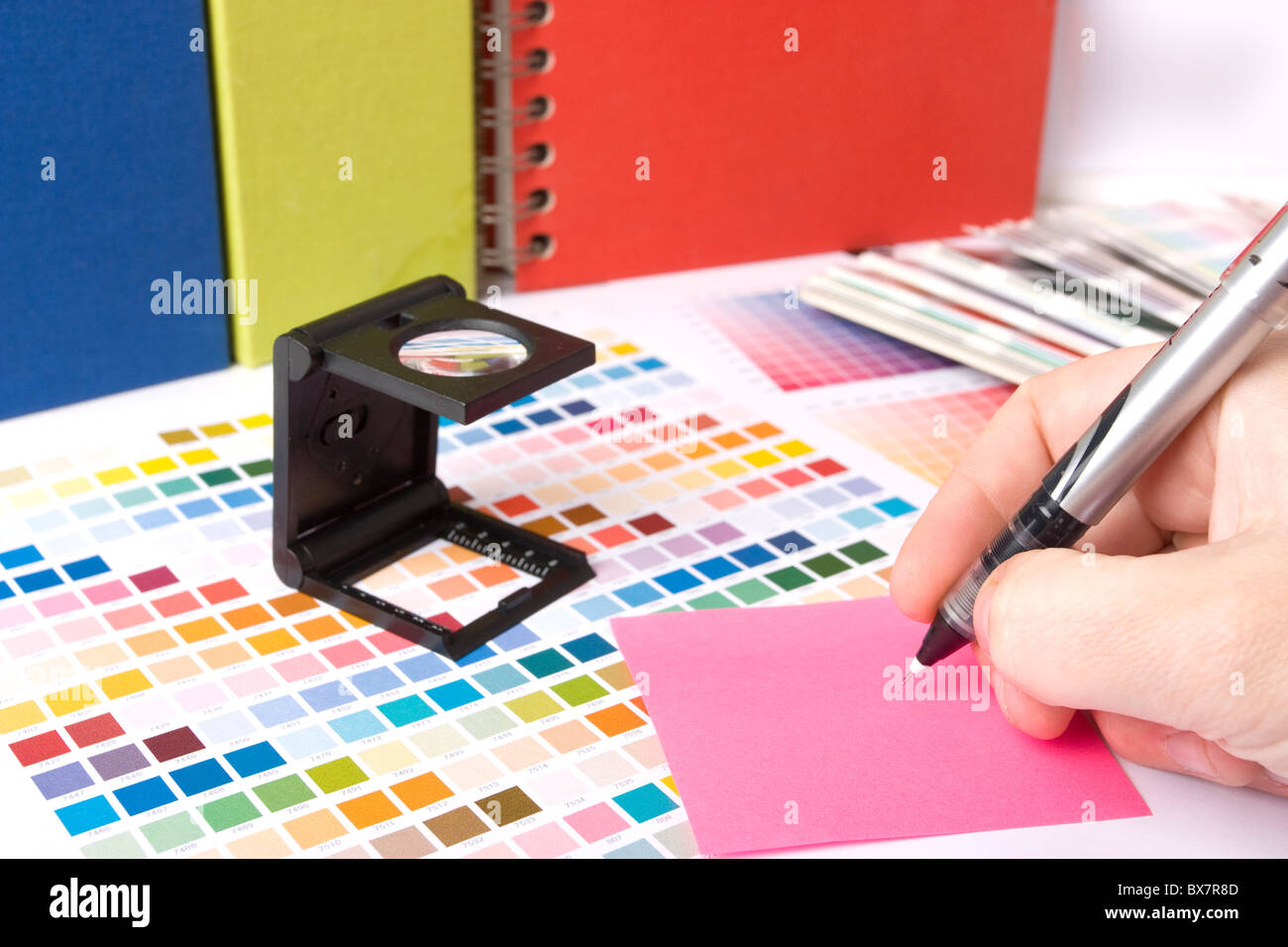 La conception graphique et les nuances de couleur et des stylos sur un bureau Banque D'Images