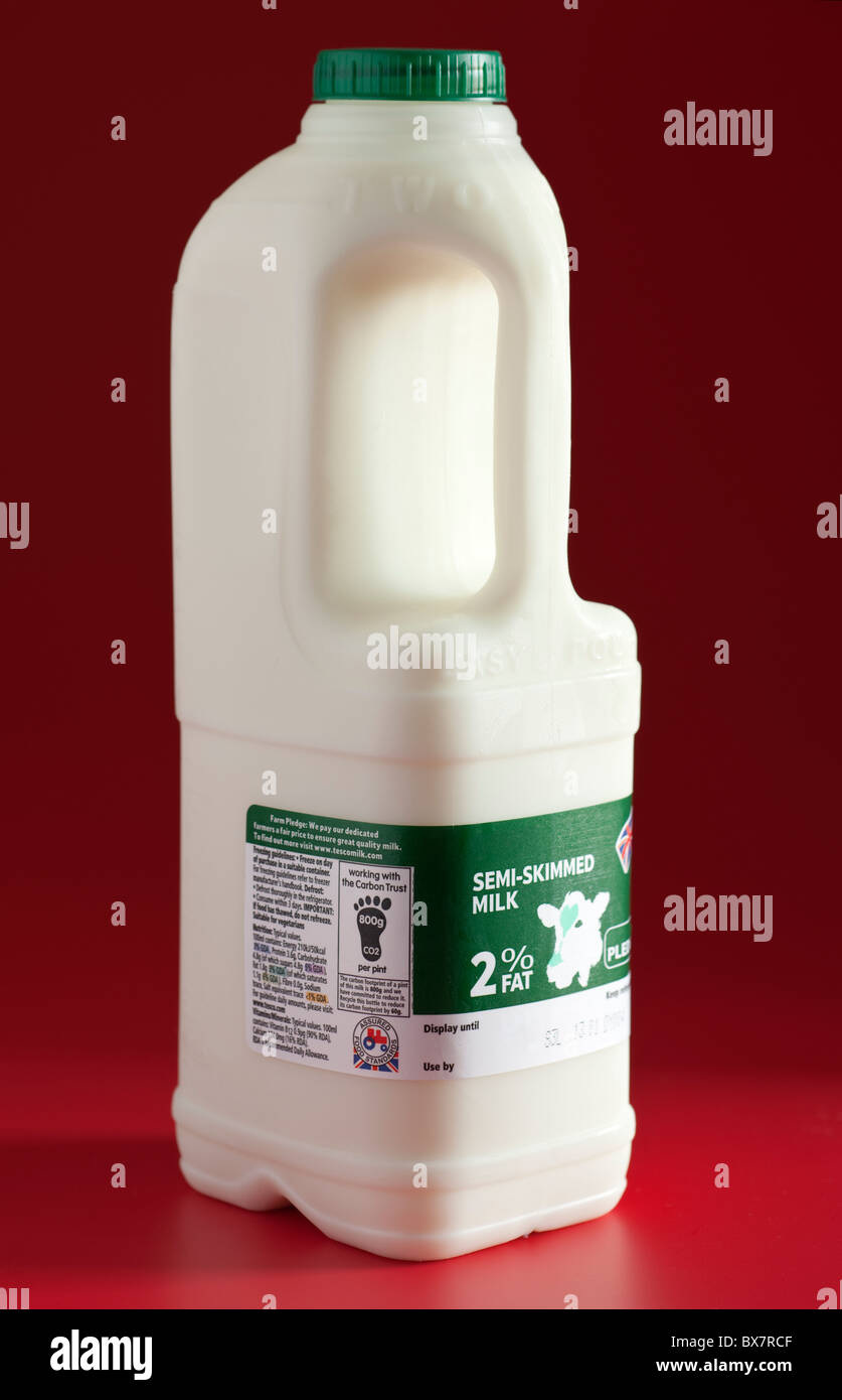 Deux pinte contenant en plastique vert de lait qualifiés semi haut Banque D'Images