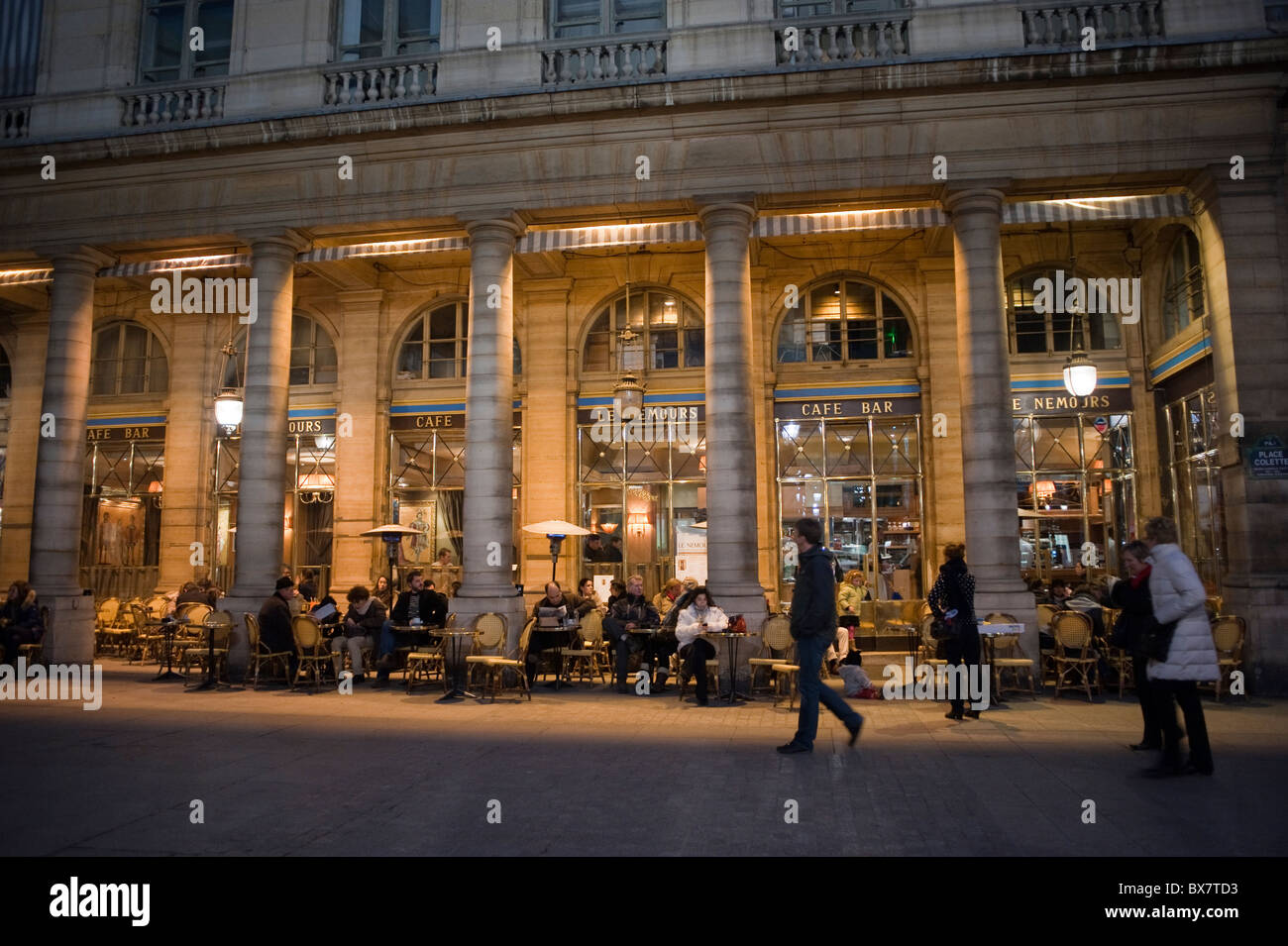Paris, France, extérieur, 'le Nemours', personnes assises à des tables sur le trottoir, scène nocturne des cafés français de rue parisienne, extérieur Banque D'Images