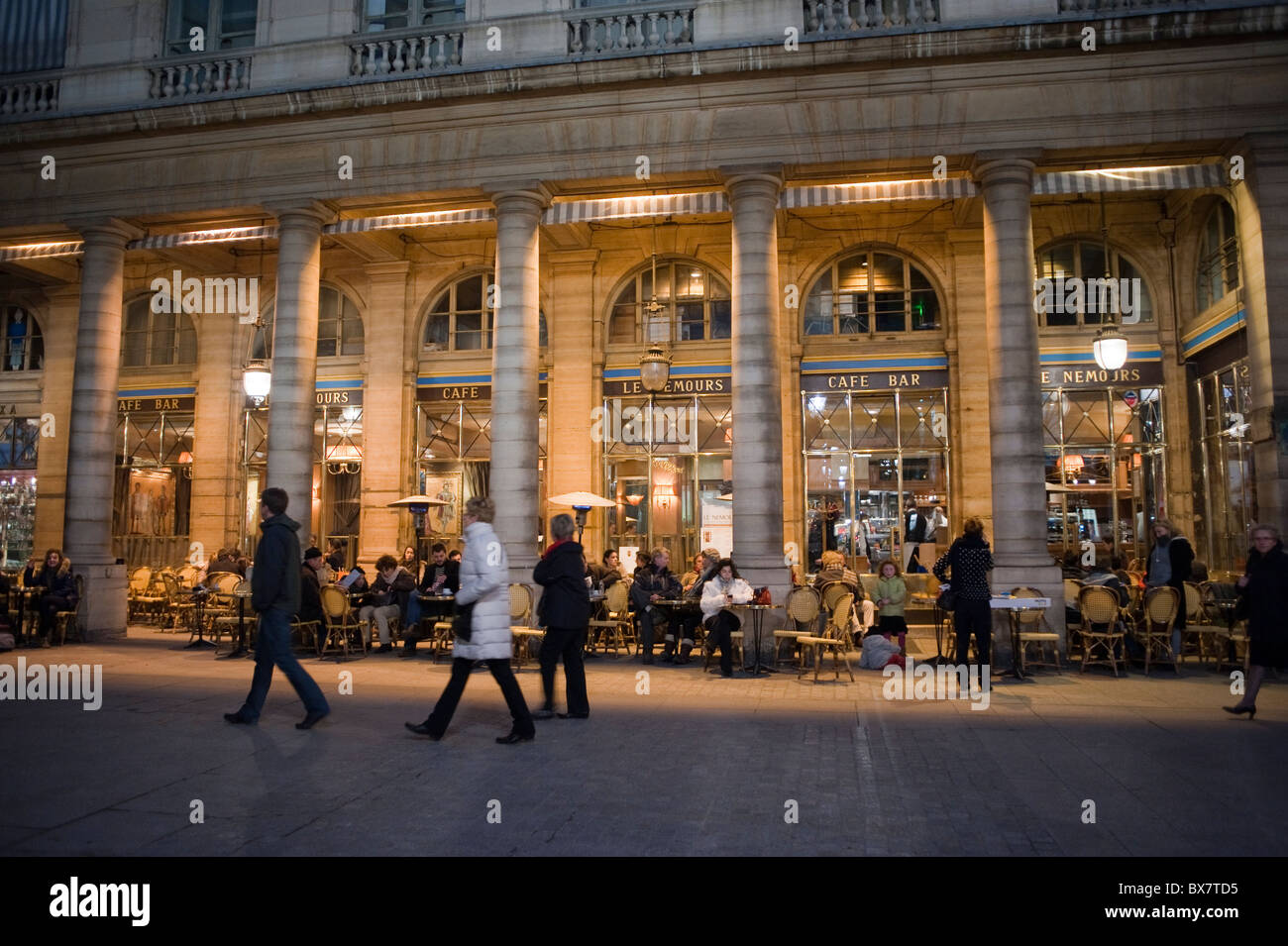 Paris, France, les gens dans les cafés parisiens, 'le Nemours', au Palais Royale, Front, nuit, café-restaurant, ancien bâtiment Banque D'Images