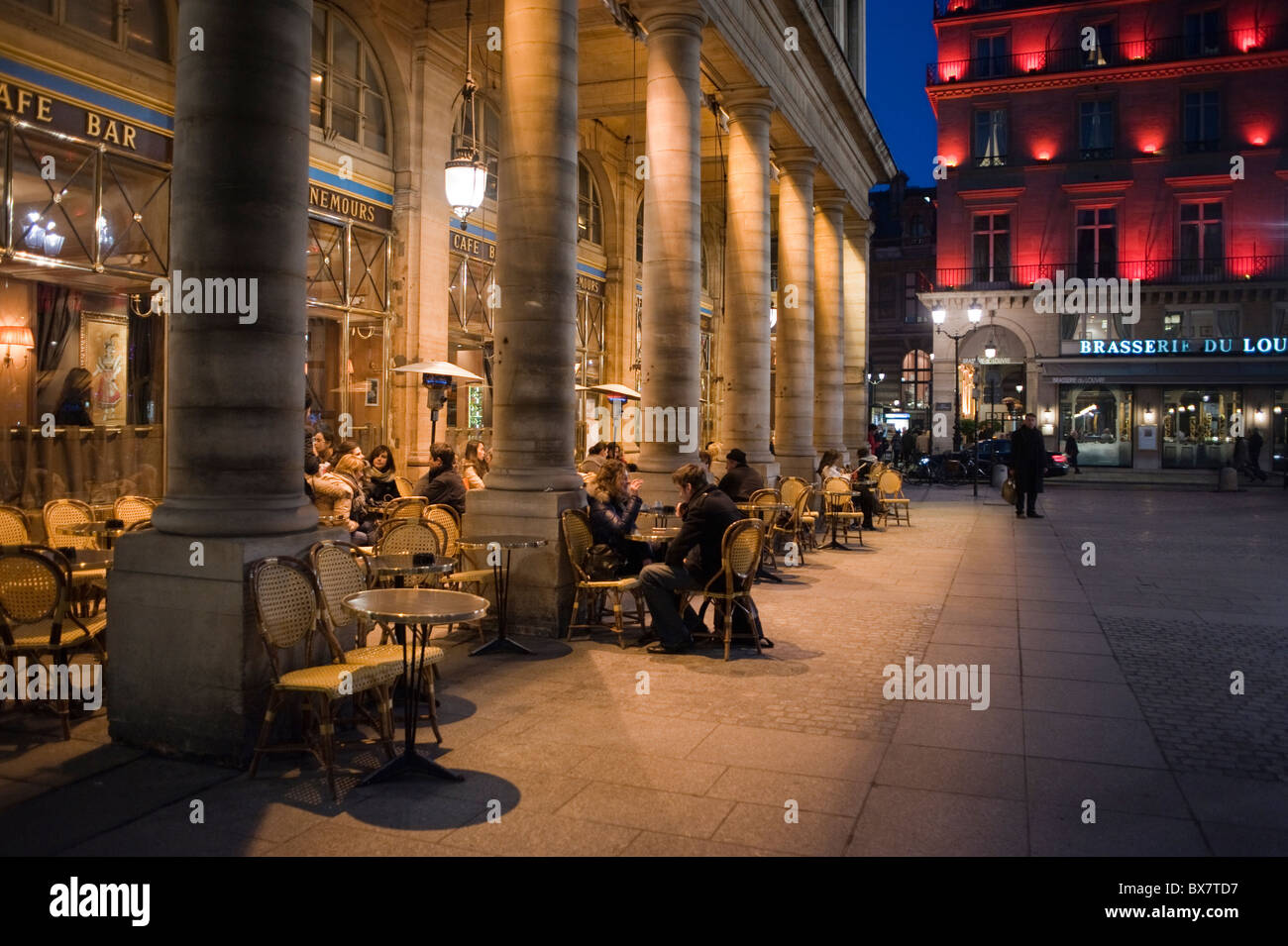 Paris, France, café-terrasse parisien, Front 'le Nemours', nuit,Avec colonnes, scène de cafés français de rue parisienne, trottoir, extérieur Banque D'Images