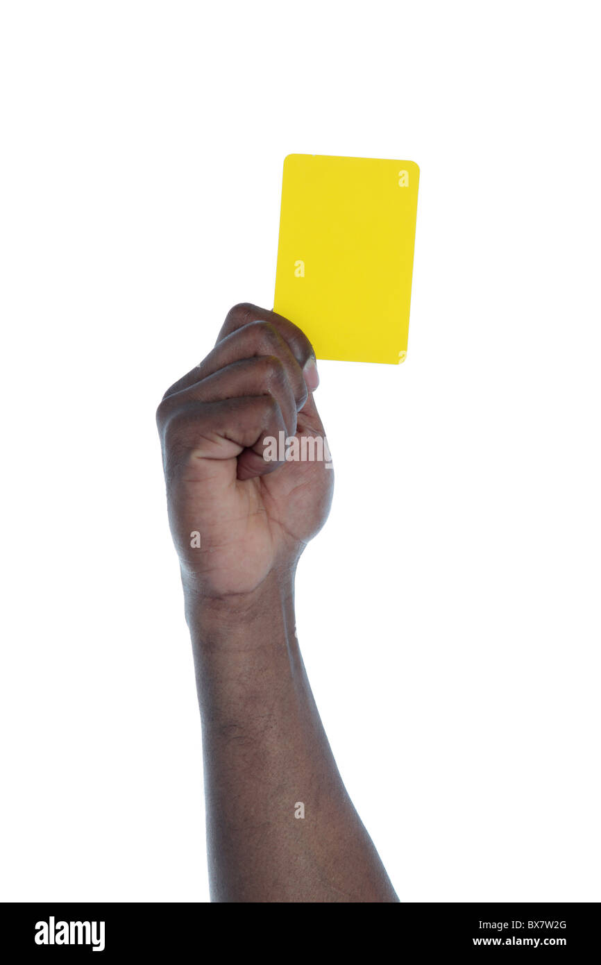 Un humain à la peau sombre main tenant une carte jaune comme symbole de l'anti-racisme. Le tout sur fond blanc. Banque D'Images