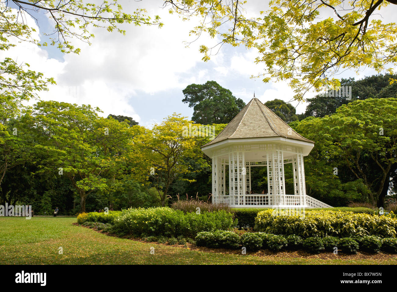Un pavillon connu sous le nom de Kiosque dans les jardins botaniques de Singapour. Des spectacles de musique en direct a eu lieu ici dans les années 1930. Banque D'Images