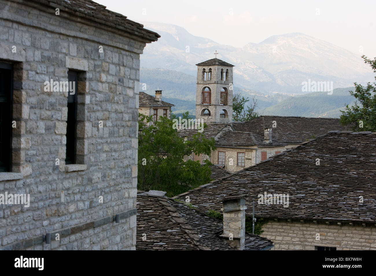 Le toit en pierre d'ardoise typique de la Zagorochoria en Épire, le nord-ouest de la Grèce. Ici le hameau de Dhilofo faiblement peuplées. Banque D'Images