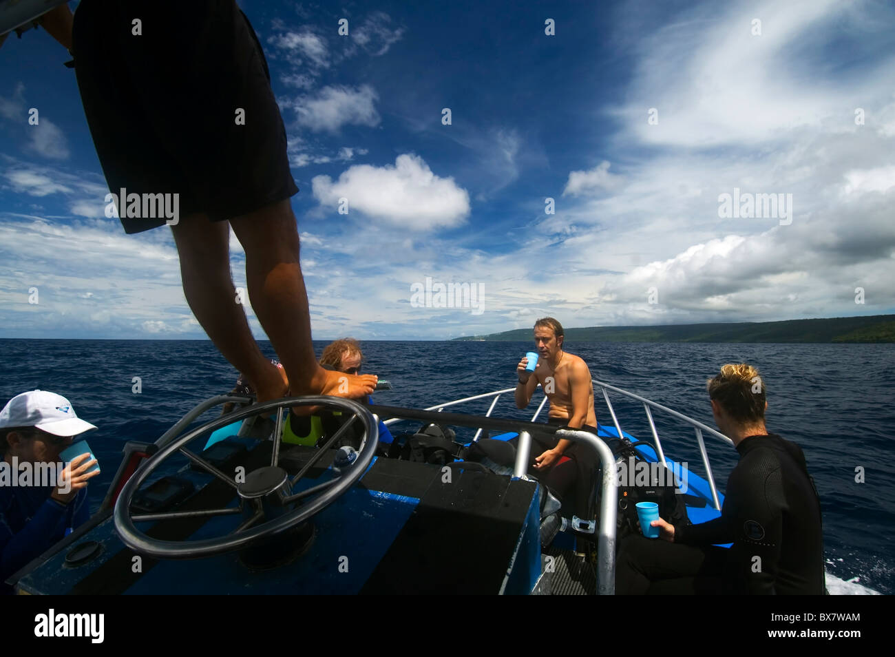 Requin-baleine spotter donne alors que récupérer les plongeurs touristiques, l'île de Noël, de l'Océan Indien Banque D'Images