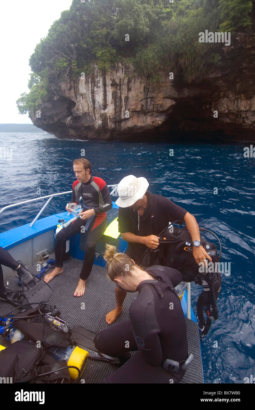 Les amateurs de plongée sous-marine, préparation de plongée Voile Cave (visible en falaise en arrière-plan), l'île de Noël, de l'Océan Indien. Pas de monsieur ou PR Banque D'Images