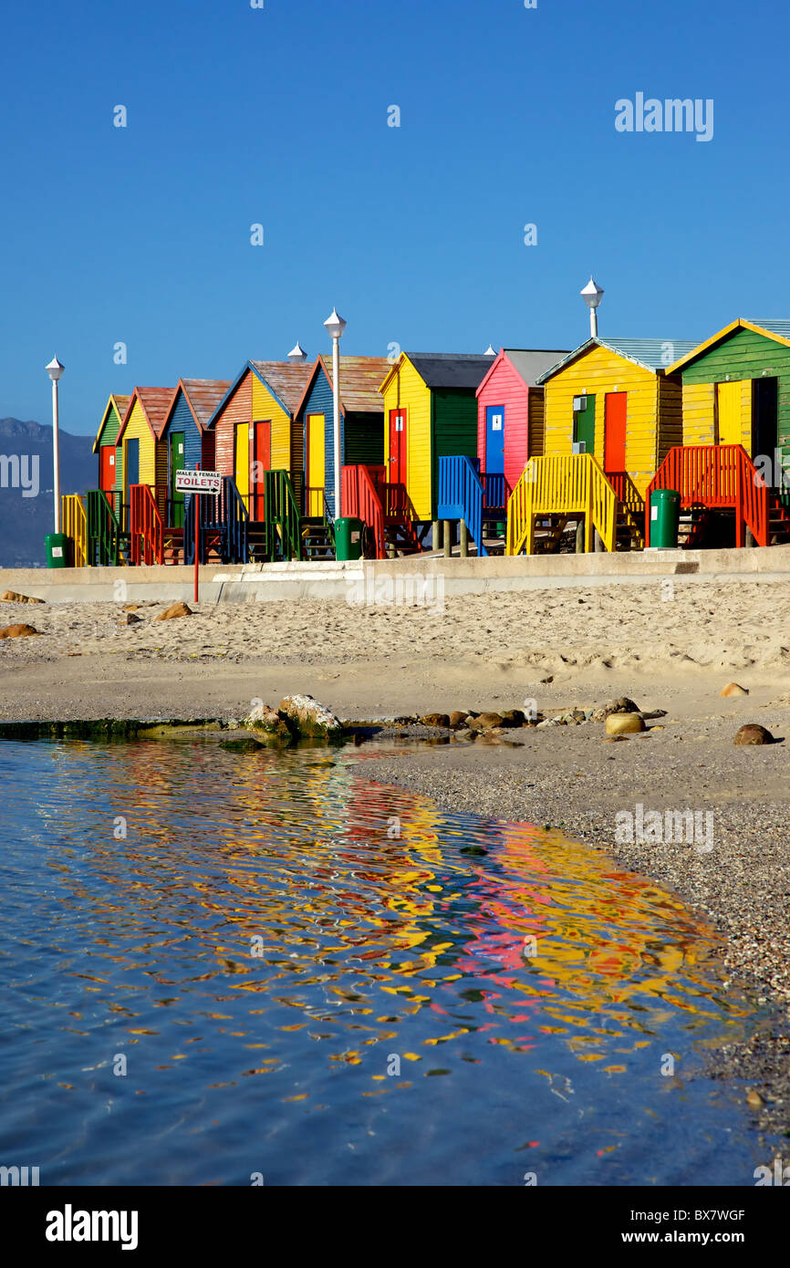 En bois peint de couleurs vives, de cabines à St James Park, près de Cape Town, Afrique du Sud. Banque D'Images