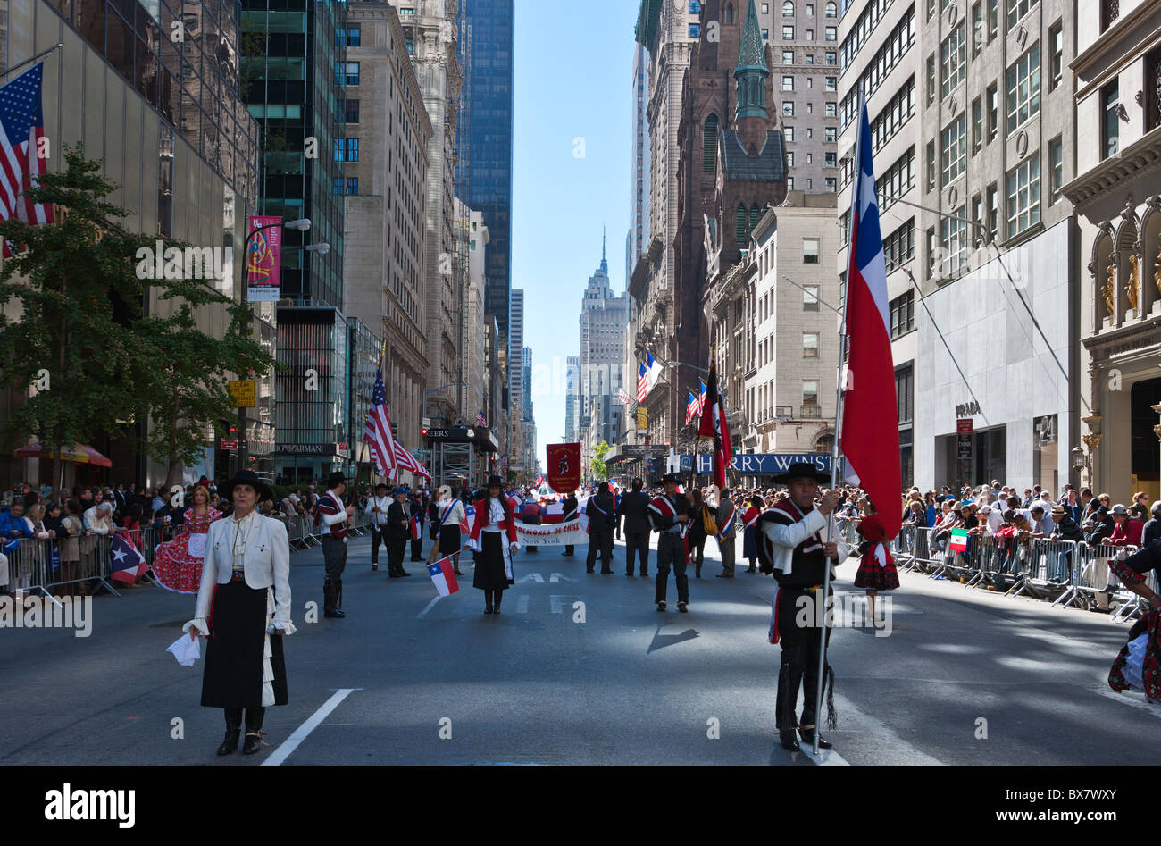 Aux États-Unis d'Amérique, New York, Manhattan, 5e avenue, le défilé de