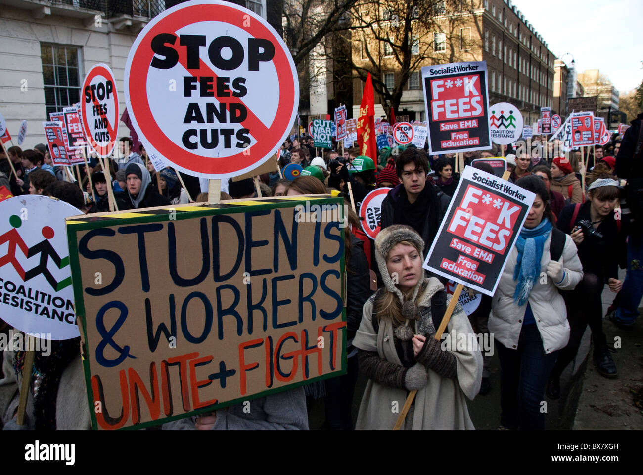 Manifestants étudiants prennent plus de place du Parlement pour protester contre les coupures de l'Éducation Gouvernement Londres 9.12.10 Banque D'Images