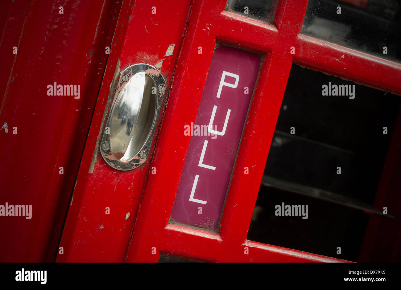 Tirer sur l'ancien modèle britannique signe fort téléphone (avec vignette) Banque D'Images