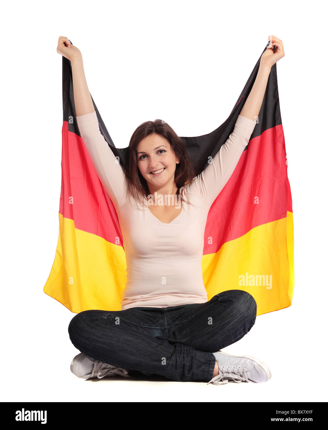 Attractive young woman lifting un drapeau allemand. Tous isolé sur fond blanc. Banque D'Images