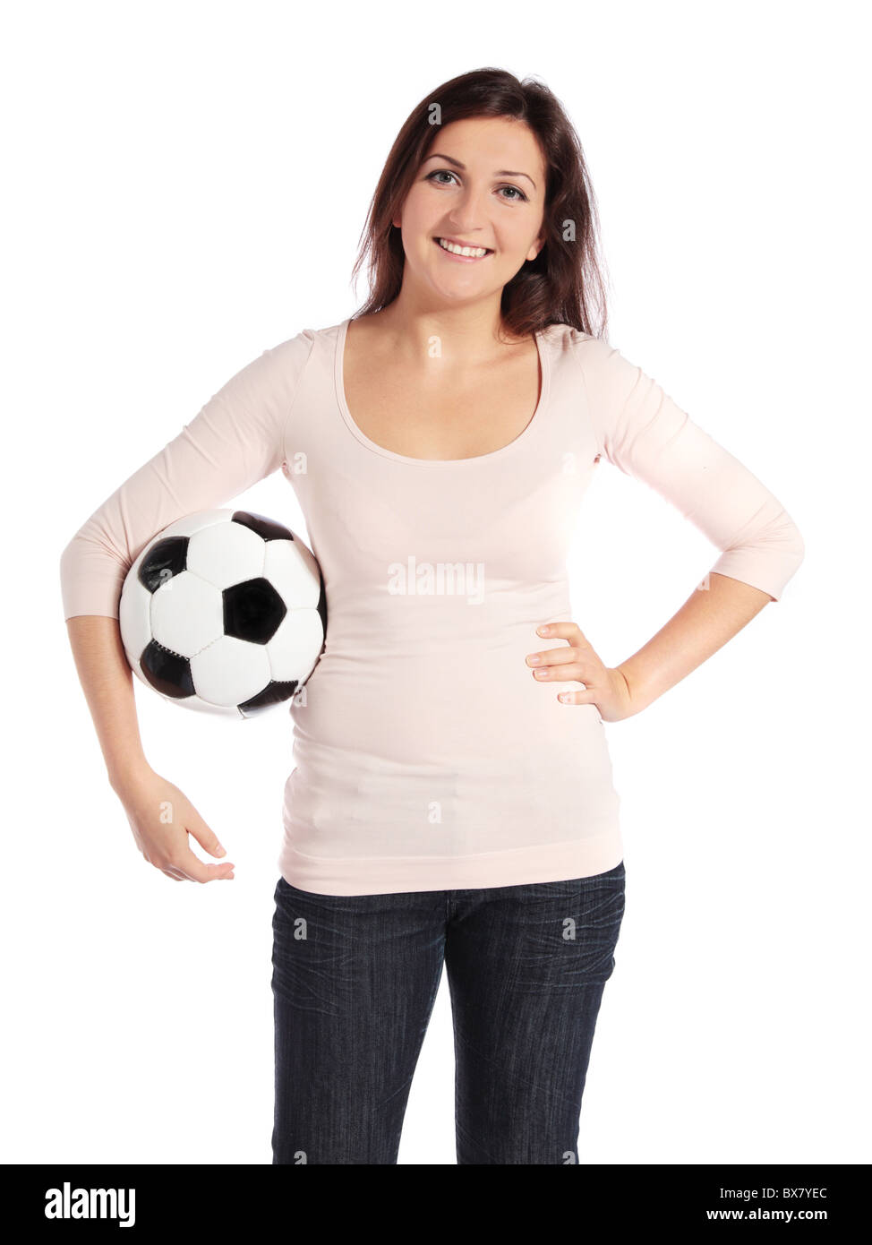 Jolie Jeune femme tenant un ballon de soccer. Tous isolé sur fond blanc. Banque D'Images