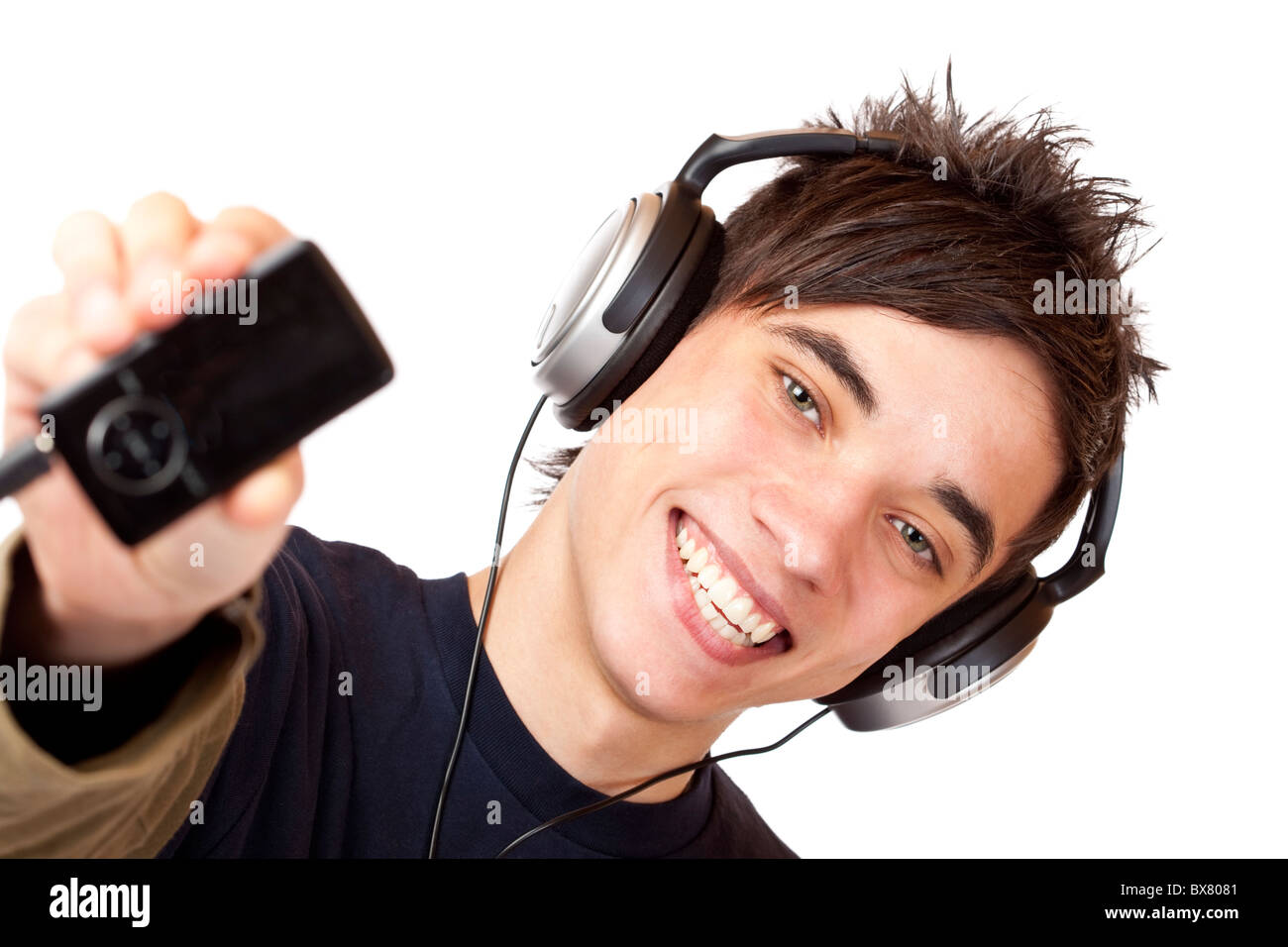 Heureux homme adolescent avec des écouteurs montre lecteur de musique mp3.  Isolé sur fond blanc Photo Stock - Alamy