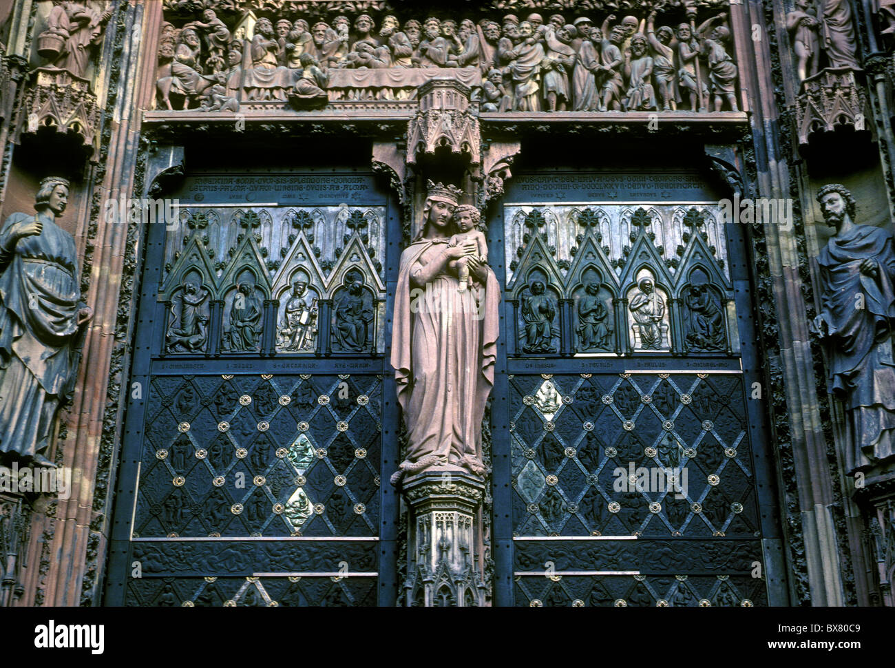 Façade ouest de la cathédrale de Strasbourg Place de la cathédrale La Place de la Cathedrale de Strasbourg, Alsace France Europe Banque D'Images