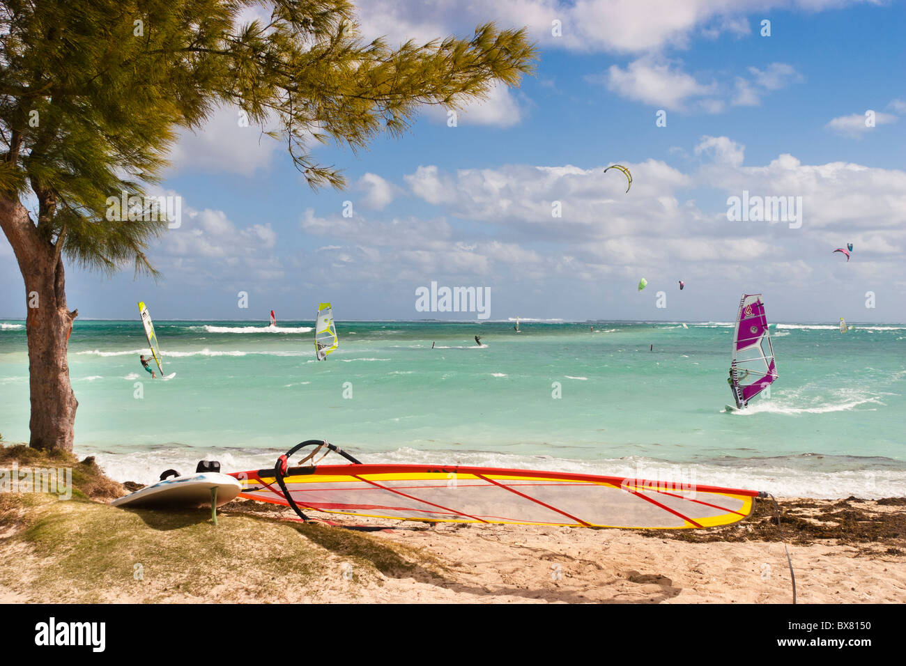 Scène de plage Le Morne, Île Maurice populaires pour la planche à voile et  kite surf Photo Stock - Alamy