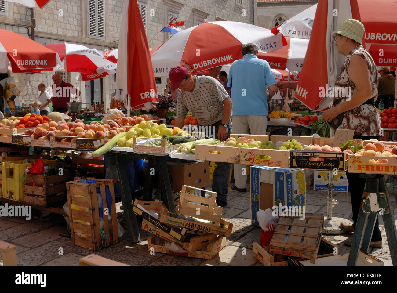 Un matin occupé dans le marché de la place Gunduliceva Poljana. Les étals de fruits et légumes sont remplis de produits frais et le .... Banque D'Images