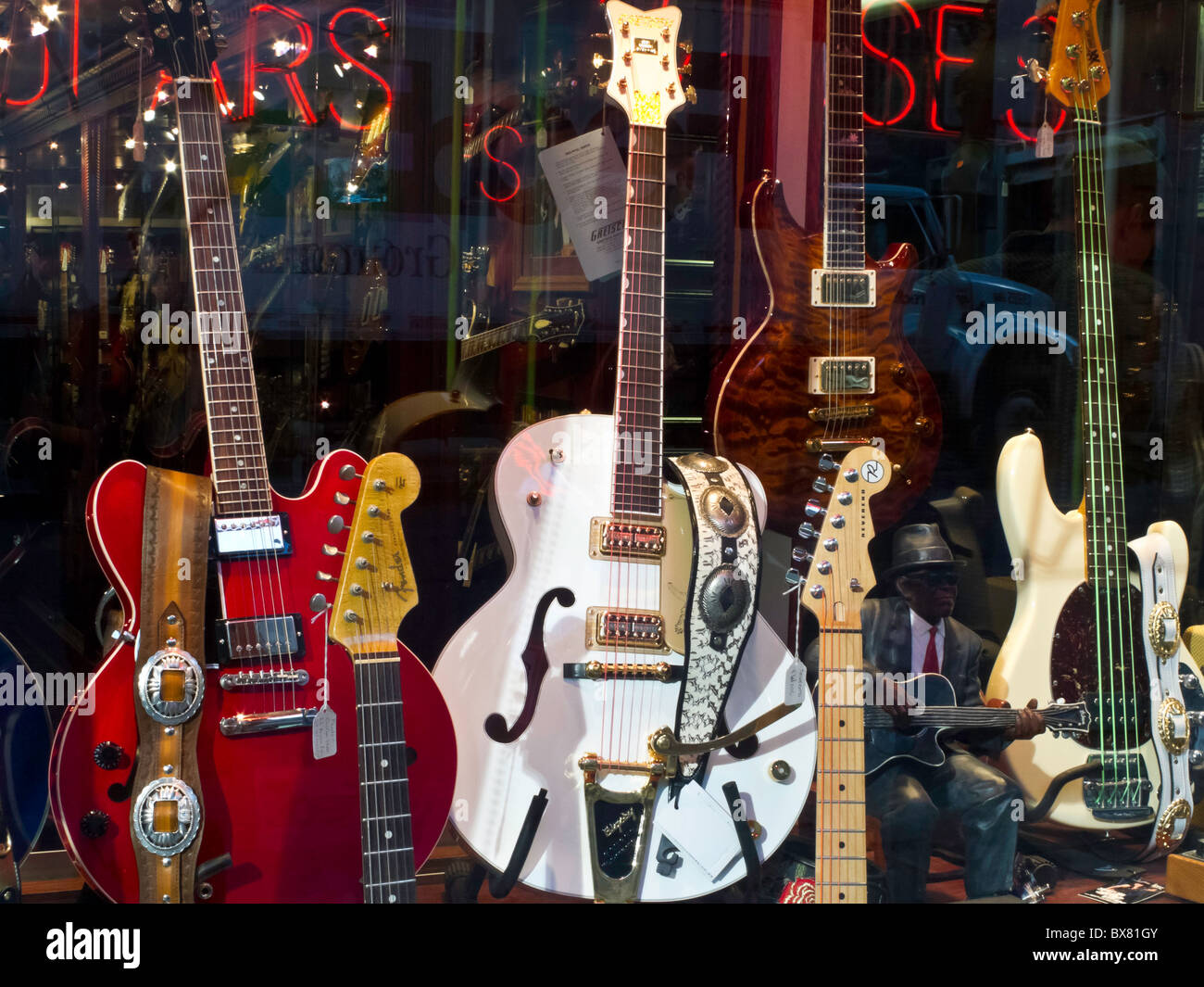Affichage de guitare électrique, magasin de musique, NYC Banque D'Images
