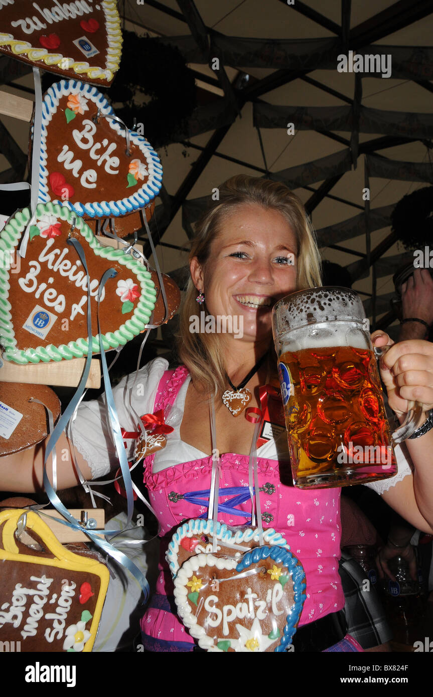 Fille de Bavière avec le taux d'appareil de test et mesure jug à l'Oktoberfest de Munich Banque D'Images