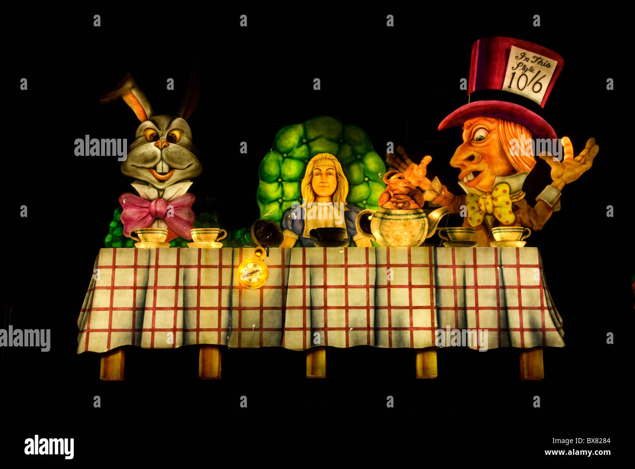 Thé du Chapelier fou, affichage de la réserve d'Alice au Pays des Merveilles, illuminations de Blackpool, Royaume-Uni Banque D'Images