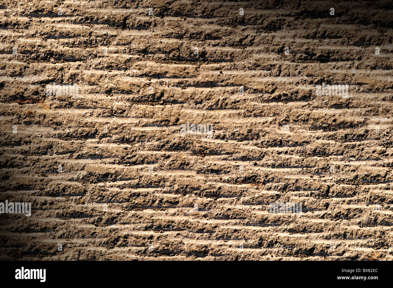 Asphalte rainuré ou rock surface texture allumé en diagonale Banque D'Images