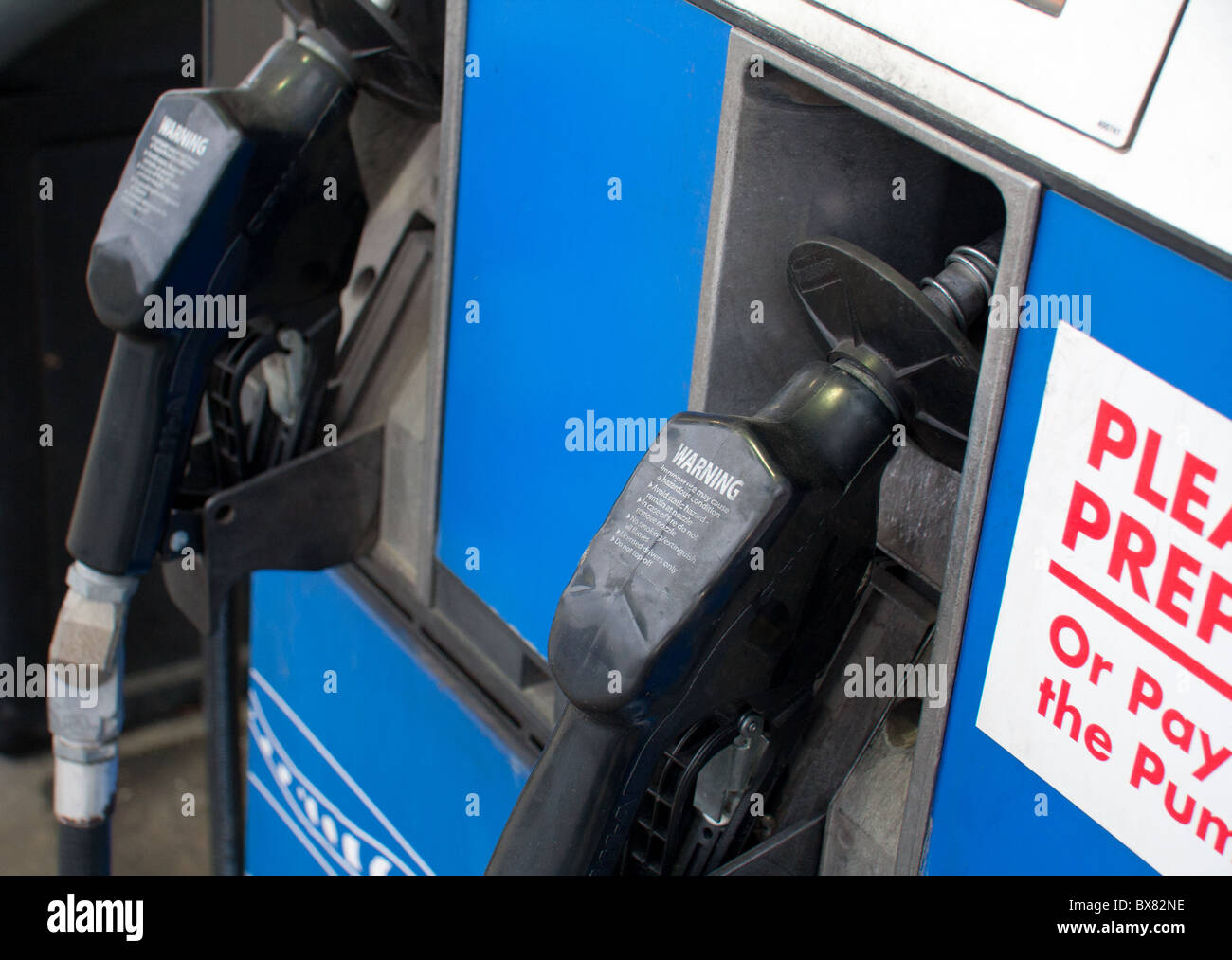 Close-up du flexible sur une pompe à essence Banque D'Images