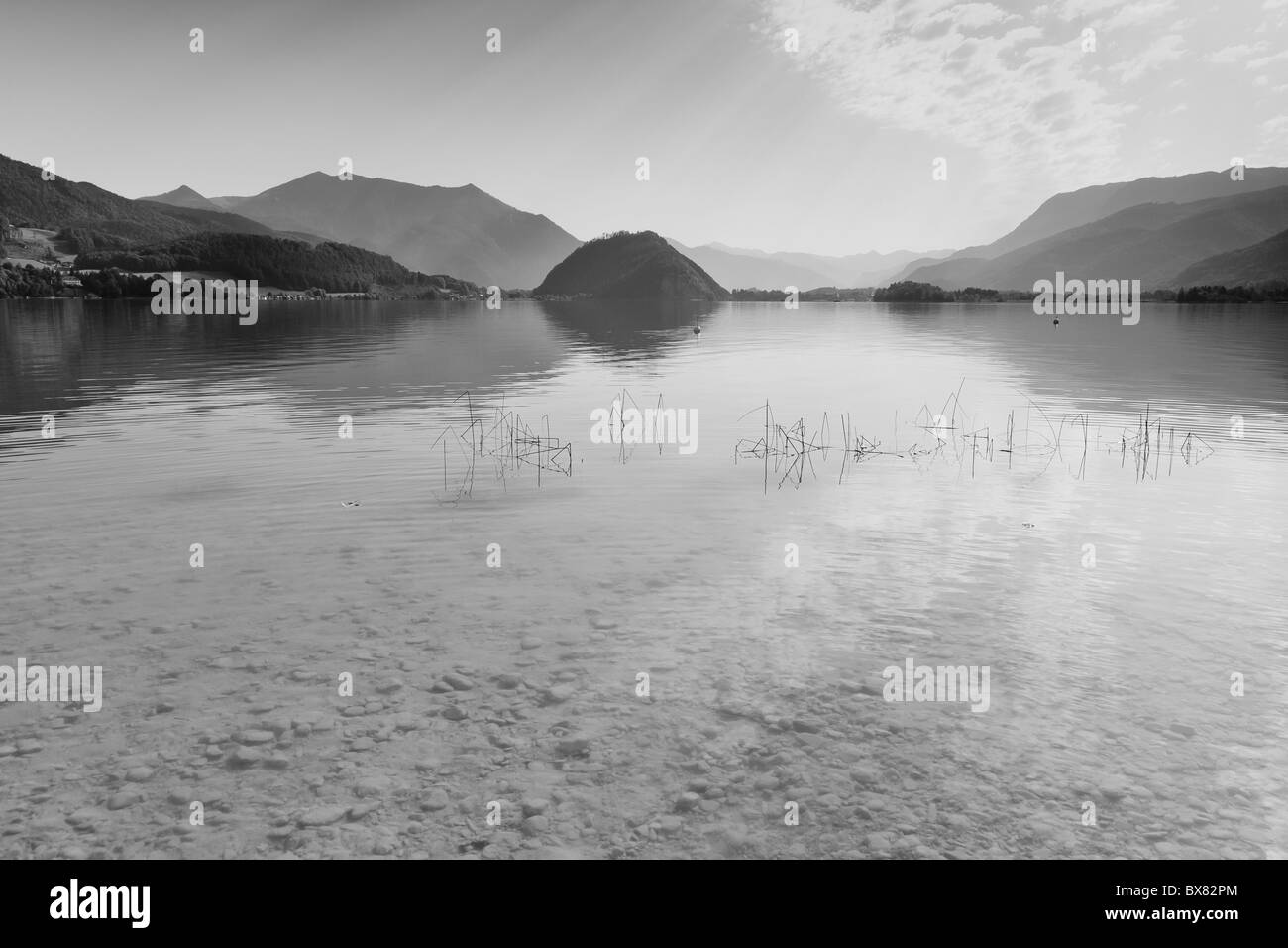 Beuatiful lac alpin avec cristal de l'eau Banque D'Images
