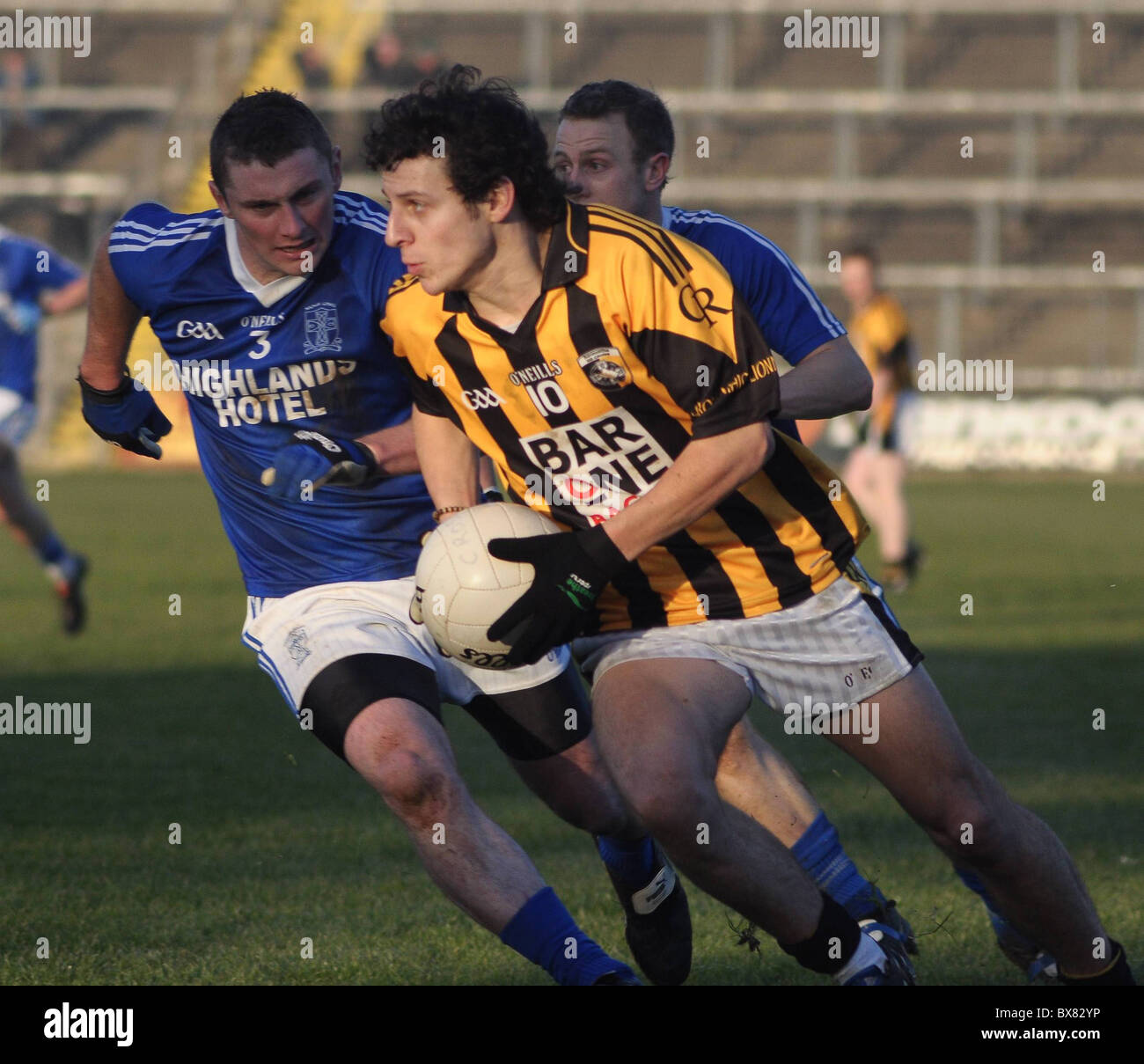 Final de Football Senior de l'Ulster. Crossmaglen 2-09 Glenties 0-10 Jamie Clarke (10) échappe à Madikeri's Johnny Bonner (3) Banque D'Images