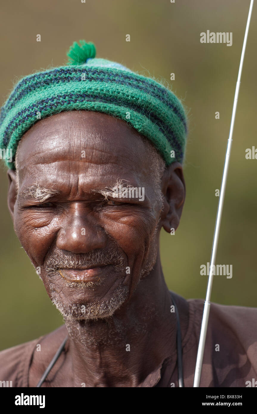 Les cadres supérieurs africains avec un transistor radio autour du cou. Le Mali, Afrique de l'Ouest Banque D'Images