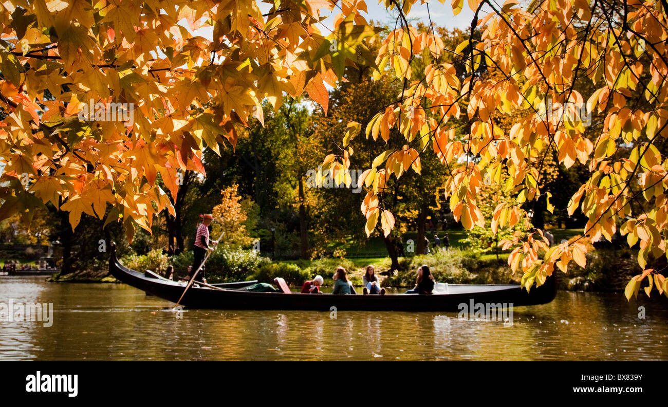 Bateau sur l'étang dans Central Park en automne dans la ville de New York. Banque D'Images